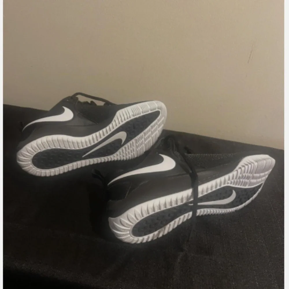 Nike Women's Black Knit Sneakers with White Outsole